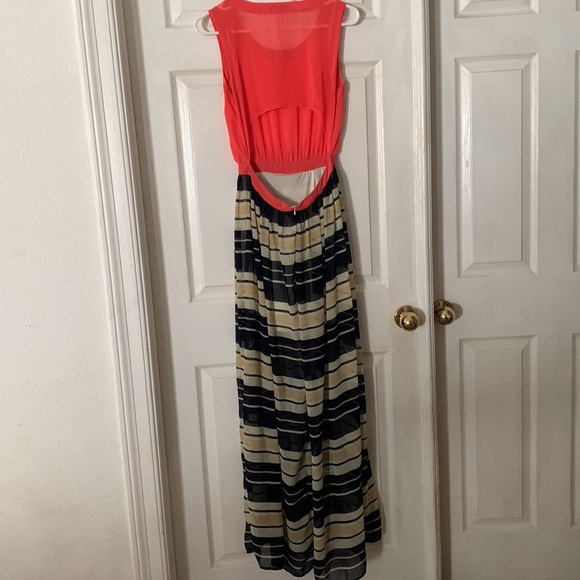 Summer Open Back Dress - Picture 2 of 11